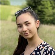 Formateur en audiovisuel donne des cours et conseils aux lycéens
